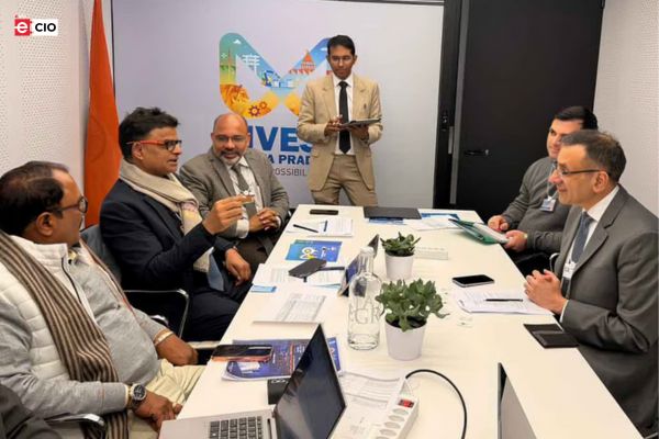 Facebook pop-ups to soar feud with Apple